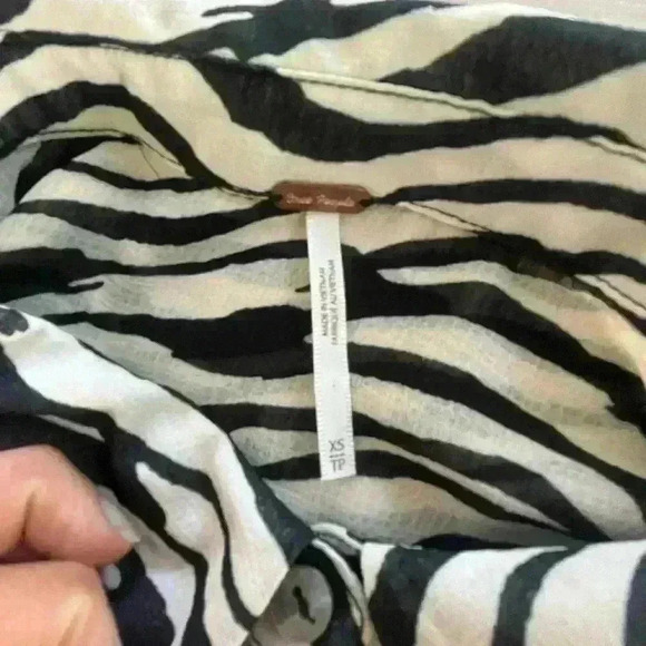 Free people Ciara zebra button down shirt blouse sz XS EXTRA SMALL - Picture 5 of 9